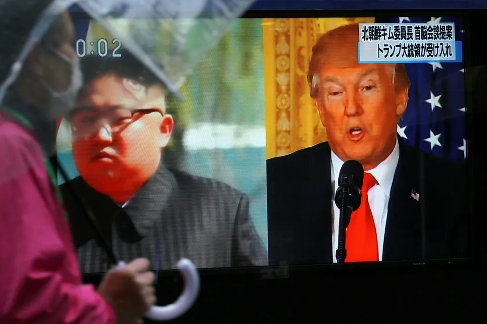 President Donald Trump vil møte den nordkoreanske diktatoren Kim Jong-un i vår. Det har aldri vært så mye som en direkte telefonsamtale mellom lederne for Nord-Korea og USA. Foto: Eugene Hoshiko/AP/NTB Scanpix