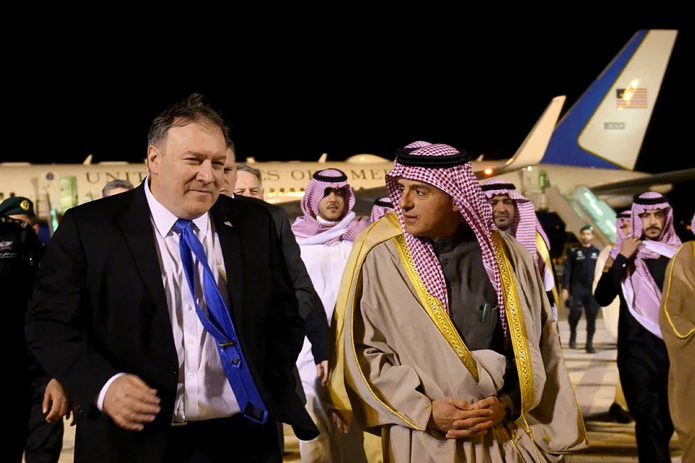 USAs utenriksminister Mike Pompeo blir tatt imot av Saudi-Arabias utenriksminister Adel al-Jubeir i i Riyadh søndag.