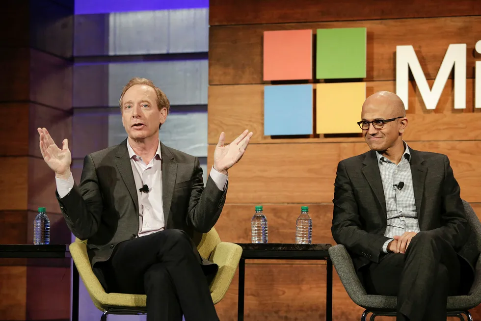 Microsoft-advokat Brad Smith (til venstre) legger deler av skylden for det omfattende dataangrepet på amerikanske myndigheter. Til høyre toppsjef Satya Nadella. Foto: Jason Redmond/Afp Photo/NTB scanpix