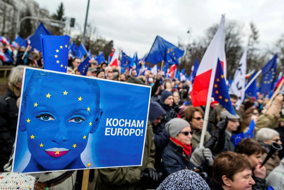 Europa er ikke lenger verdens sentrum og modell for andre, men er i sikkerhetspolitisk krise og må konsolidere seg selv. Her fra en demonstrasjon mot Polens regjering i Warszawa. Foto: Wojtek Radwanski/AFP/NTB Scanpix