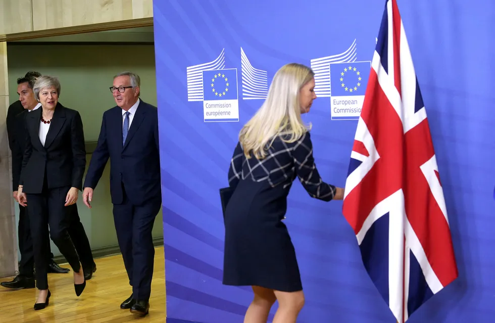Britenes statsminister Theresa May og Europakommisjonens president Jean-Claude Juncker er enige om en brexitplan.