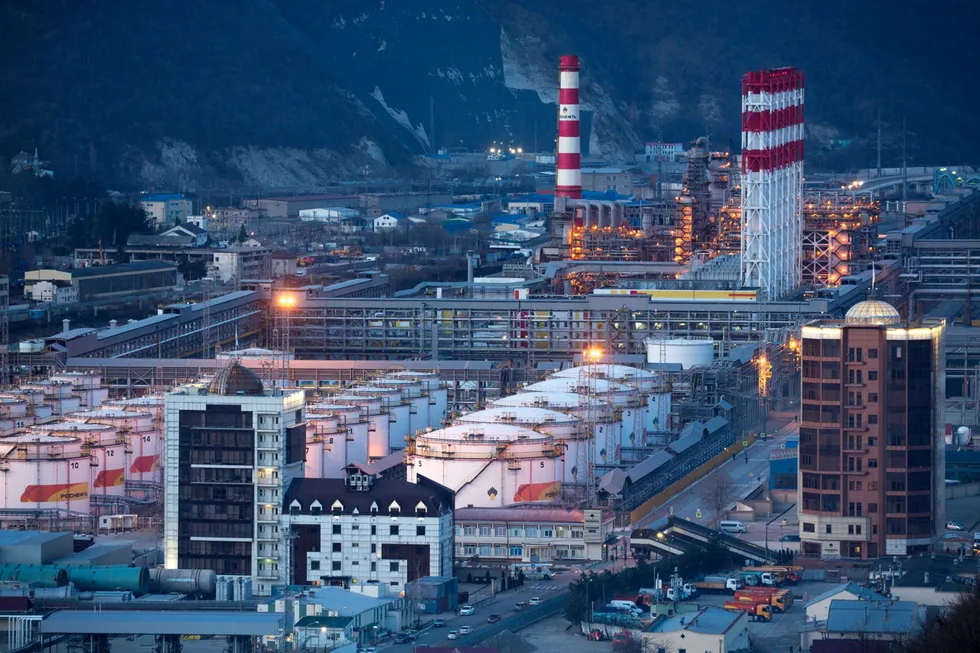 Oljetanker på Rosnefts TN-Tuapinski-raffineri i Tuapse i Russland.