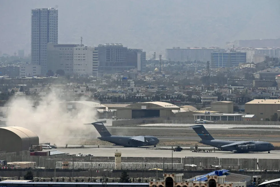 Raketter ble avfyrt mandag mot flyplassen i Kabul, der amerikanske tropper gjør seg klar til å forlate Afghanistan.