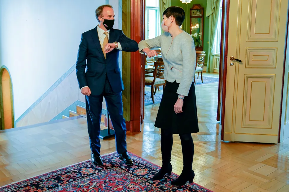 Den britiske utenriksministeren, Dominic Raab, får reise rundt på viktige møter, som her med sin norske kollega Ine Eriksen Søreide torsdag. Hun må holde seg hjemme.
