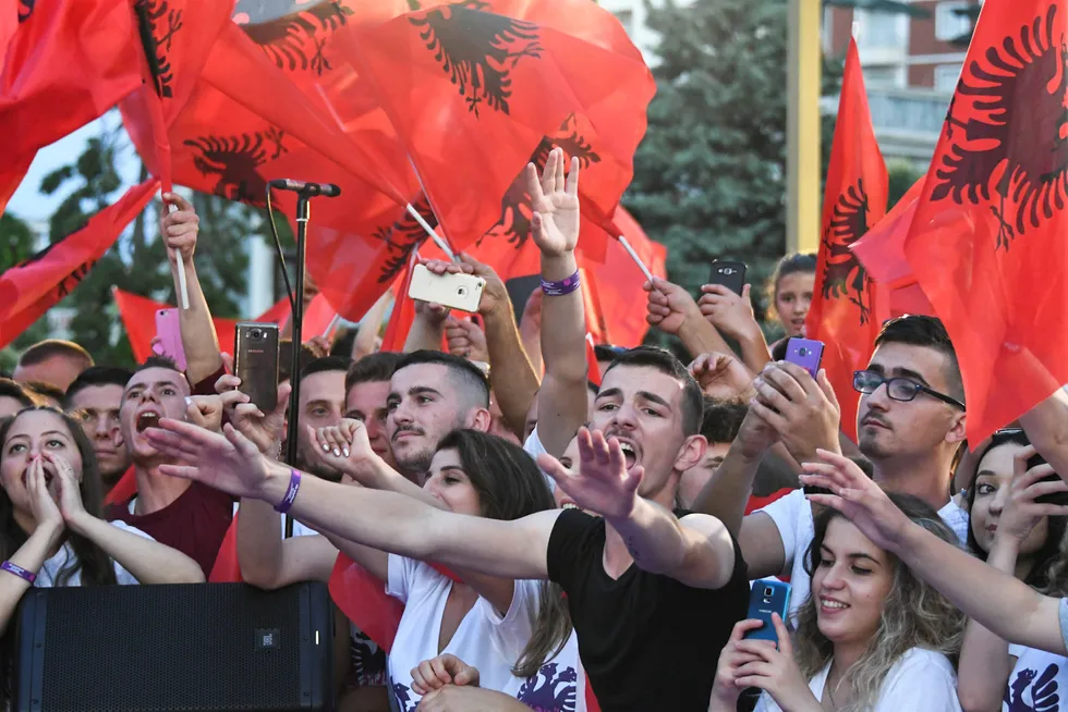 Tilhengere av det regjerende sosialistpartiet (PS) jubler her ved en tilstelning onsdagen før valget, som holdes søndag. Foto: Hektor Pustina