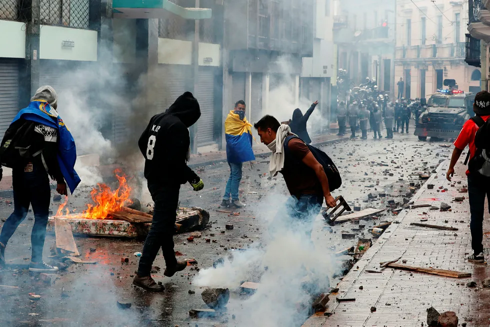 Det brøt ut voldelige opptøyer i Ecuadors hovedstad etter at landets president Lenin Moreno torsdag erklærte nasjonal krisetilstand. Foto: Dolores Ochoa / AP / NTB scanpix