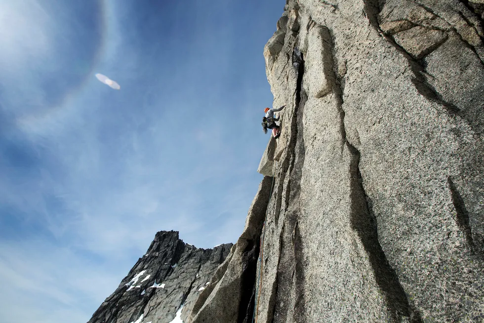 Mens det er blitt langt trangere om plassen på innendørsvegger i hovedstaden, har Jørgen Haug Myhr god plass når han klatrer på Storstolpan i Troms. Foto: Thomas T. Kleiven