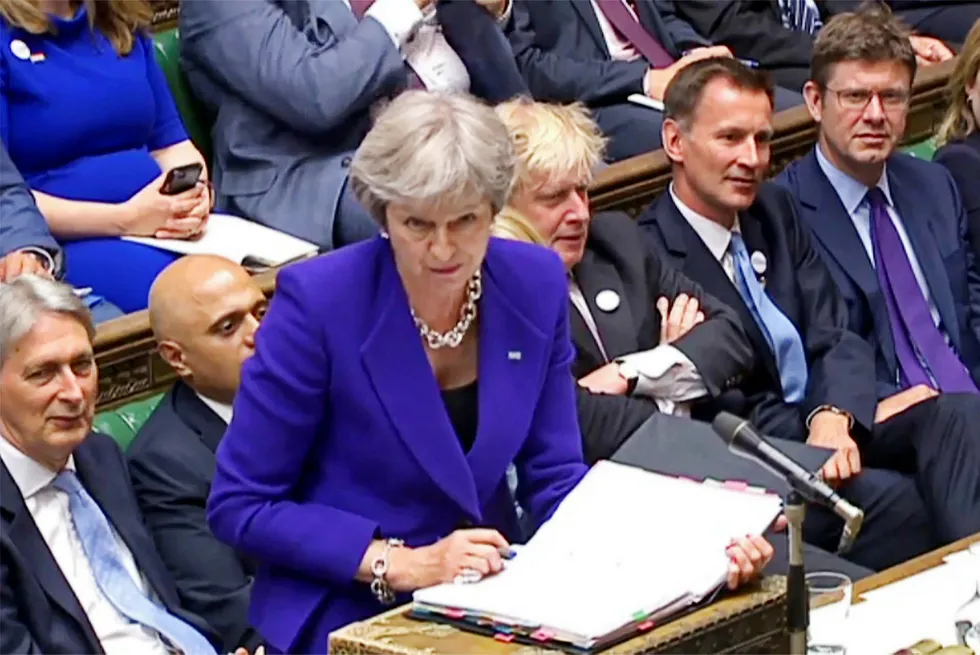 Det meste går galt for Storbritannias statsminister Theresa May om dagen. Håpet om å sende parlamentet tidlig på ferie så tirsdag ut til å ryke. Foto: Ho/AFP/NTB Scanpix