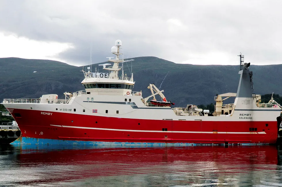Reketråleren «Remøy» lå i arrest i Murmansk på forsommeren i fjor. Foto: Shipspotting.com/NTB Scanpix