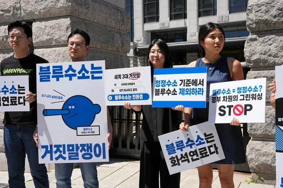 Civic groups outside Korea's constitutional court yesterday.