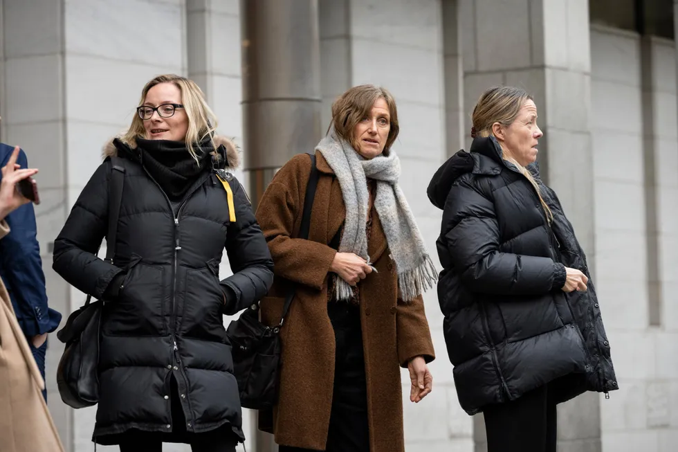 Schibsted-arvingene Susanne, Karina og Margrete Nagell-Erichsen på vei ut av Oslo tingrett i slutten av november.