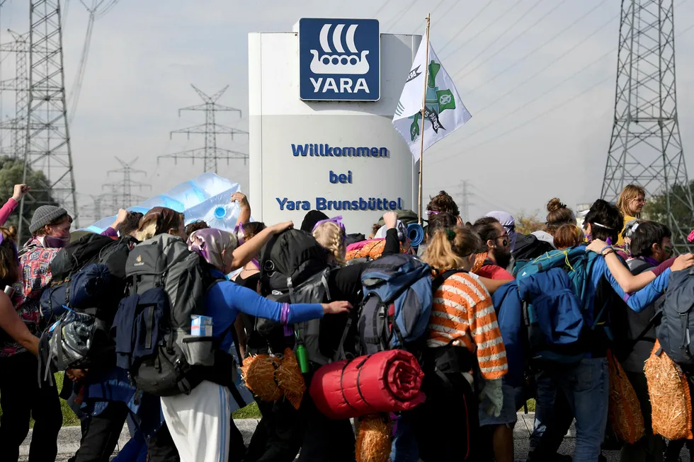 Demonstranter blokkerer innkjørselen til Yara-fabrikken utenfor Hamburg mandag.