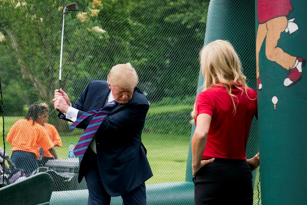 President Donald Trump svinger golfkøllen under en tilstelning på sydplenen utenfor Det hvite hus i fjor vår.