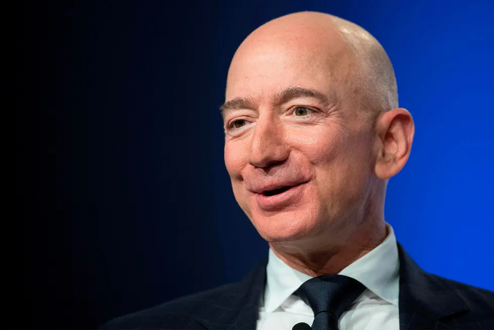 Amazon-grunnlegger og toppsjef Jeff Bezos har hatt flere milliarder grunner til å smile dette halvåret. Her er han avbildet på en konferanse i forbindelse med markeringen av 50-årsjubileet for månelandingen i fjor sommer.