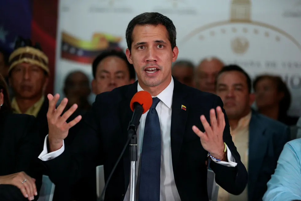 Venezuelas opposisjonsleder anklager regjeringen for å kneble de folkevalgte.