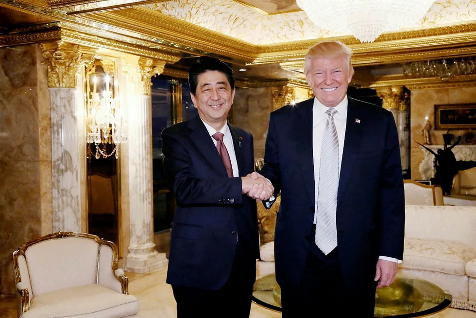 Japans statsminister Shinzo Abe og USAs påtroppende president Donald Trump. Foto: Cabinet Public Relations/Reuters/NTB Scanpix
