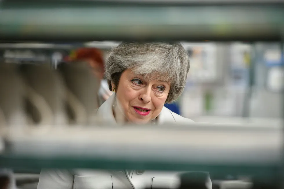 Statsminister Theresa May besøker her fabrikken Portmeirion i Stoke-on-Trent mandag.