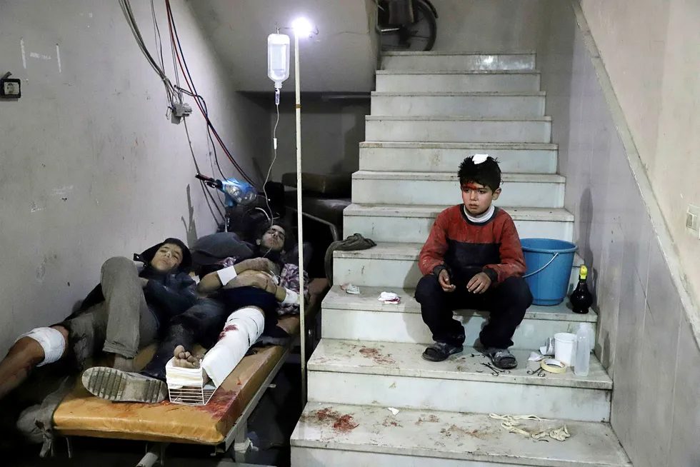 TOPSHOT - Wounded Syrians wait to receive treatment at a make-shift hospital in Kafr Batna in the besieged Eastern Ghouta region on the outskirts of the capital Damascus following Syrian government bombardments on February 21, 2018. Syrian jets carried out more deadly raids on Eastern Ghouta as Western powers and aid agencies voiced alarm over the mounting death toll and spiralling humanitarian catastrophe. / AFP PHOTO / Amer ALMOHIBANY --- Foto: Amer Almohibany/AFP/NTB scanpix