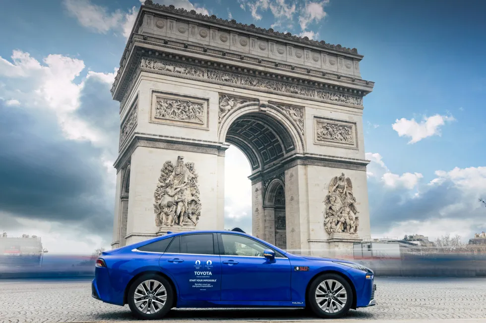 A promotional image of a Toyota Mirai in front of Paris' Arc de Triomphe.