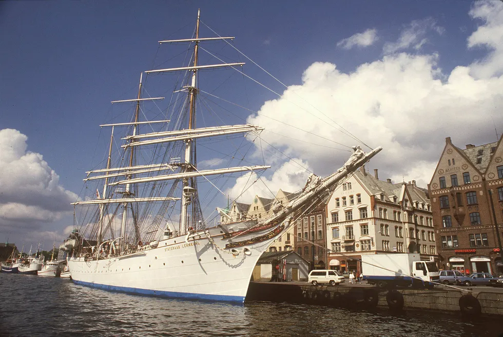 Skoleskipet Statsraad Lemkuhl får mer penger. Her ved havn i Bergen.
