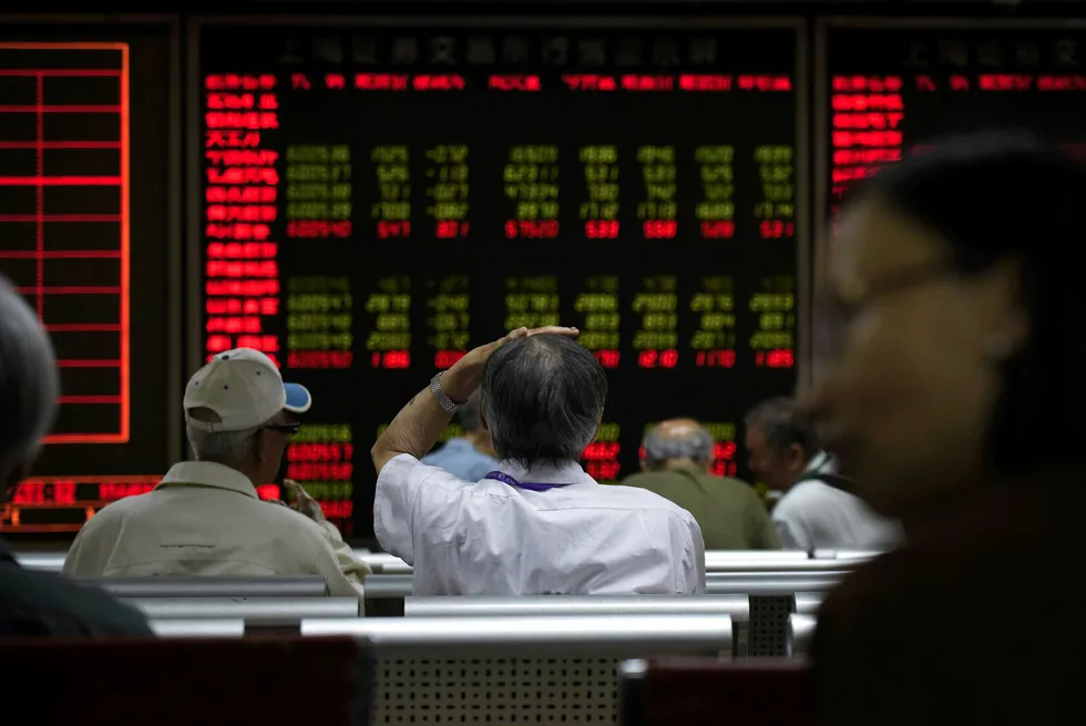 Asiatiske børser faller på fredag. Investorer er nervøse har trukket ut det største beløpet i år fra fremvoksende markeder den siste uken. Foto: Wang Zhao/AFP/NTB Scanpix