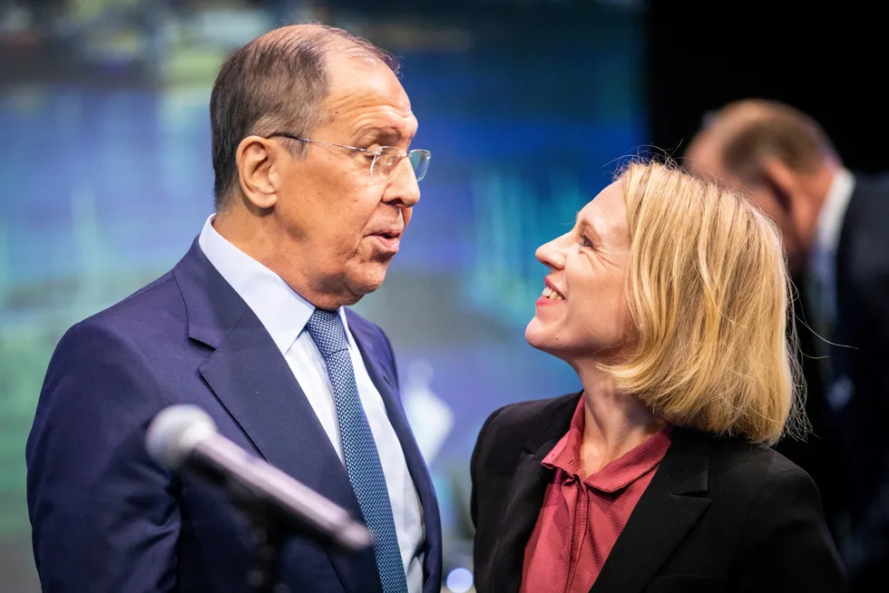 Utenriksminister Anniken Huitfeldt og hennes russiske kollega Sergej Lavrov snakker sammen ved avslutningen av møtet i Barentsrådet. Nå må hun svare Stortinget om hvorfor hun ikke tok opp påstått russisk kartlegging av undersjøiske kabler med Lavrov.