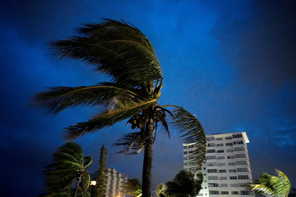 Vinden var kraftig i Freeport på Grand Bahama da orkanen traff land lenger øst på øygruppen søndag. Orkanens øye ventes å passere Grand Bahama mandag.