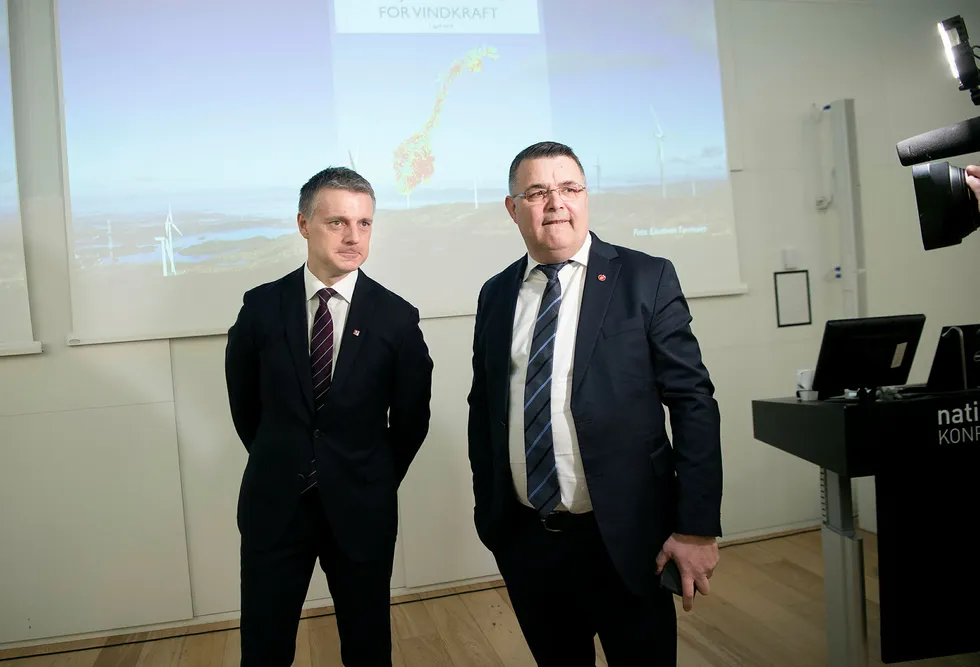 Olje- og energiminister Kjell-Børge Freiberg (til høyre) har snakket varmt om vindkraft på land, ikke minst da han mottok forslaget til ny nasjonal ramme for vindkraft fra NVE-sjef Kjetil Lund (til venstre) 1. april.