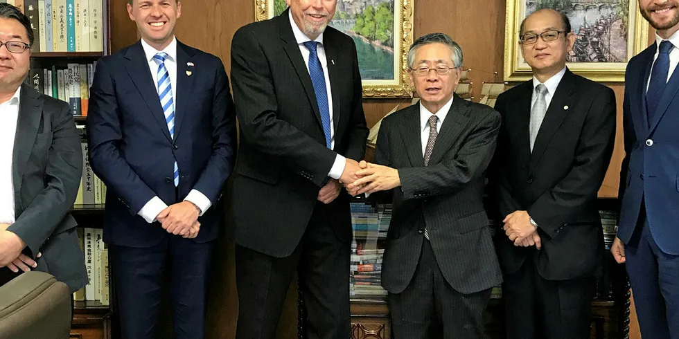 TOPPMØTE: Fra møtet med presidenten i Japan Fiskeries Associaton og hans stab. Ambassaderåd Tom Knappskog, Otto Gregussen og fiskeriutsending for Norges sjømatråd, Gunvar L. Wie.