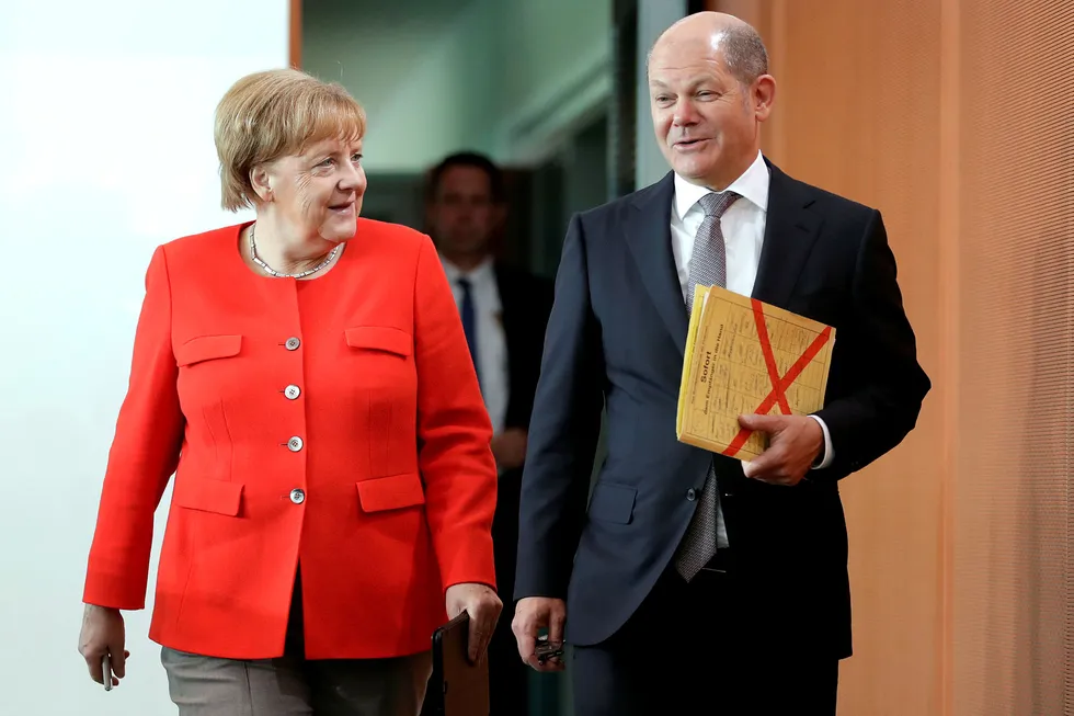 Tysklands finansminister Olaf Scholz vil styrke eurosamarbeidet. Her med forbundskansler Angela Merkel på et regjeringsmøte i Berlin denne uken. Foto: Michael Sohn/AP/NTB Scanpix