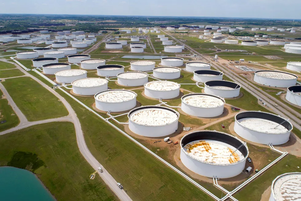 60 millioner fat olje ligger nå på lager i Cushing, Oklahoma, men med dagens overproduksjon av olje er det fullt om få uker. Konsekvensene får du høre om i Finansredaksjonen.