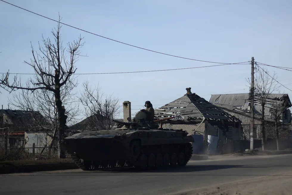 Investeringer i militært utstyr til Ukraina vil være å investere i vår egen sikkerhet, skriver artikkelforfatterne. Bilde fra Donetsk-regionen.