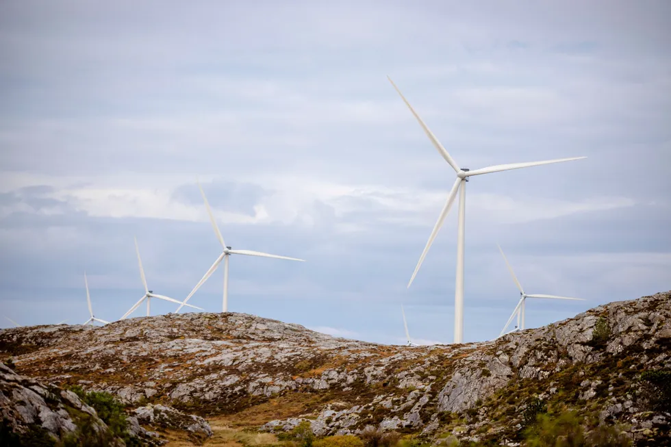 Vindkraft på land er både den enkleste og minst kostnadskrevende måten å bygge ut fornybar kraft, ifølge kronikkforfatterne.