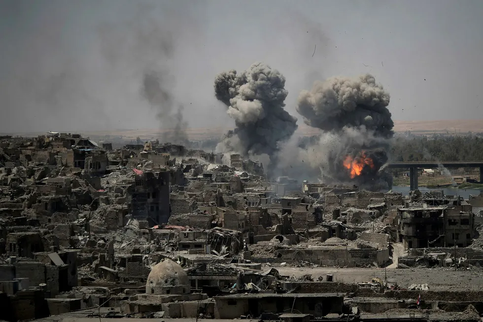 Røyk stiger opp etter luftangrep mot IS-stillinger i Mosul den 11. juli i år. Angrepene mot byen kostet mange sivile liv. Foto: Felipe Dana / AP / NTB scanpix