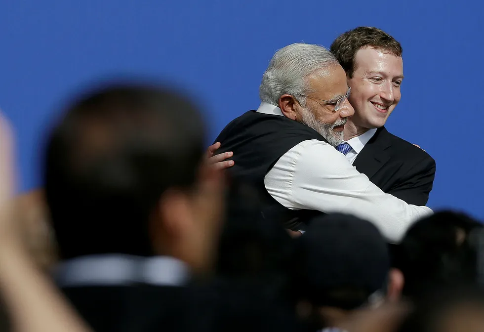 Indias statsminister Narendra Modi ga Facebook-gründer Mark Zuckerberg en god klem under et besøk til California i 2015. Nå justerer selskapet reglene for å reklamere for politisk innhold.