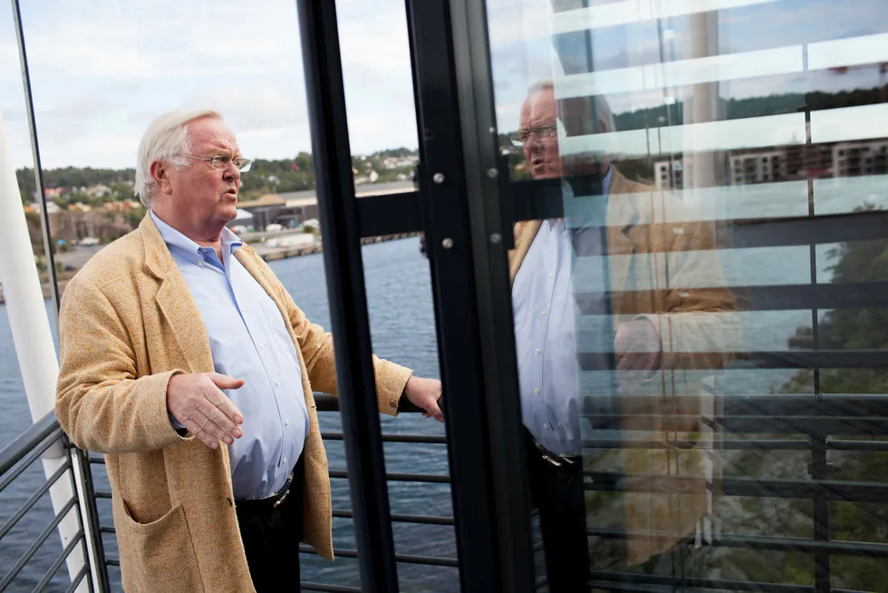 Herbjørn Hansson på balkongen utenfor kontorene til Nordic American Tankers i Sandefjord. Foto: Øyvind Næss