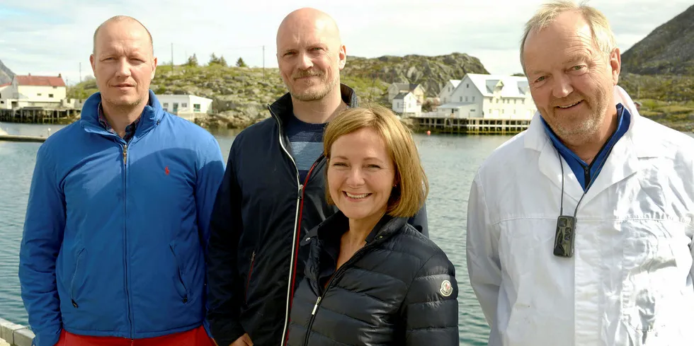 The dynamic four -- i familiebedriften Ellingsen Seafood på Skrova i Lofoten: Bror Andreas Ellingsen (t.v.) driver salg og har ansvar for eiendomsporteføljen, søskenbarn Ulf Christian Ellingsen er ansvarlig for salg, Line Ellingsen er både minst og størst, flankert av onkel og styreleder Ulf Ellingsen.