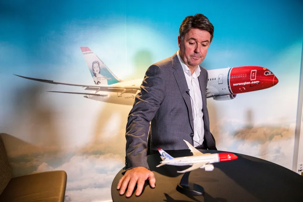 Norwegians langdistansefly av typen Boeing 787 Dreamliner har vært en stor del av virksomheten på Gatwick-flyplassen i London – og nå kan disse rettighetene være i spill. Her er Dreamliner-flyet foran finansdirektør Geir Karlsen.