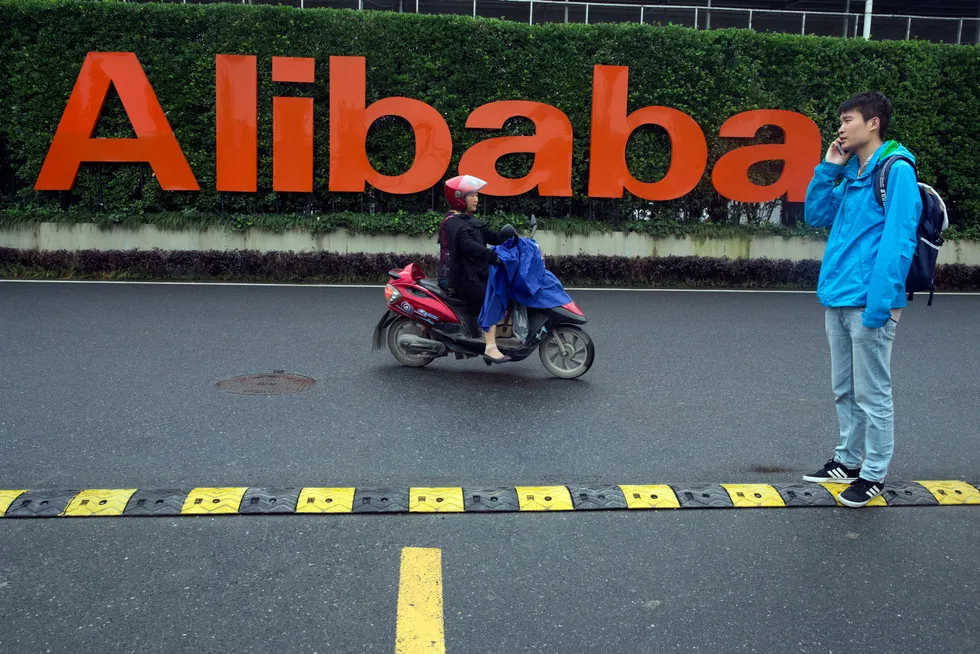 Kinesiske myndigheter har satt i gang gransking av nettgiganten Alibaba Group på mistanke om monopolvirksomhet.