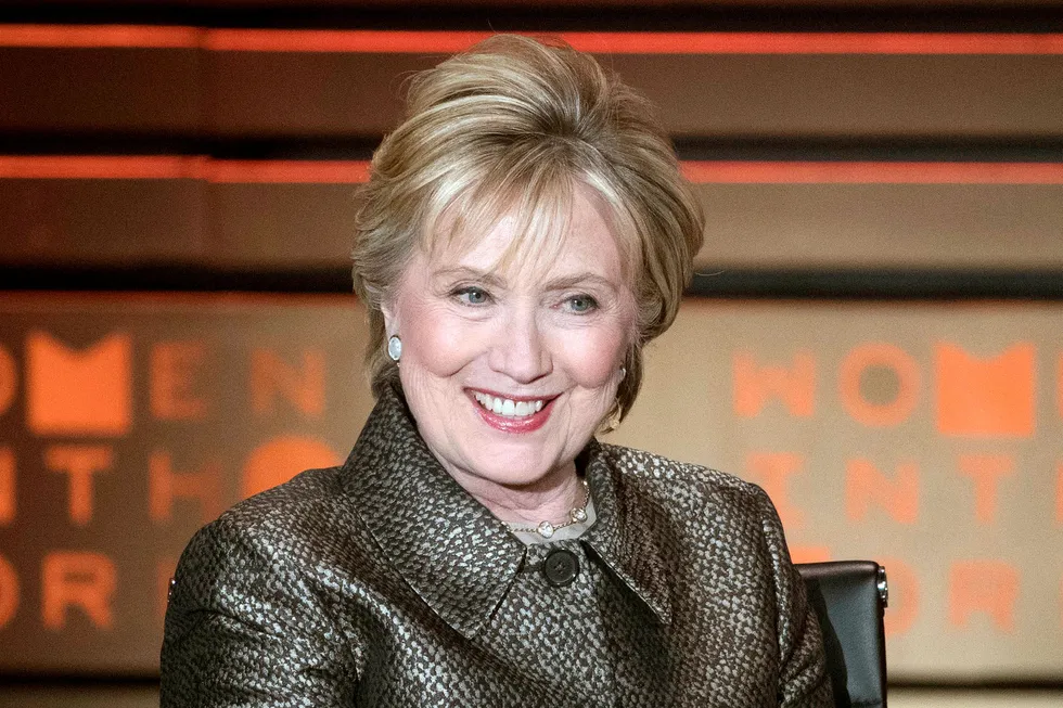 Hillary Clinton gjør comeback, denne gang i bokform. Det høster blandede reaksjoner før utgivelsen. Foto: Mary Altaffer/AP/NTB Scanpix