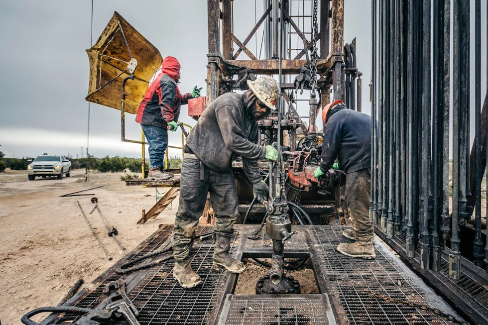 Oljearbeidere på det gigantiske Permian-feltet i USA. Den amerikanske produksjonen øker, og det vil bidra til å dempe oljeprisoppgangen selv om det globale markedet fortsatt er stramt, spår IEA.