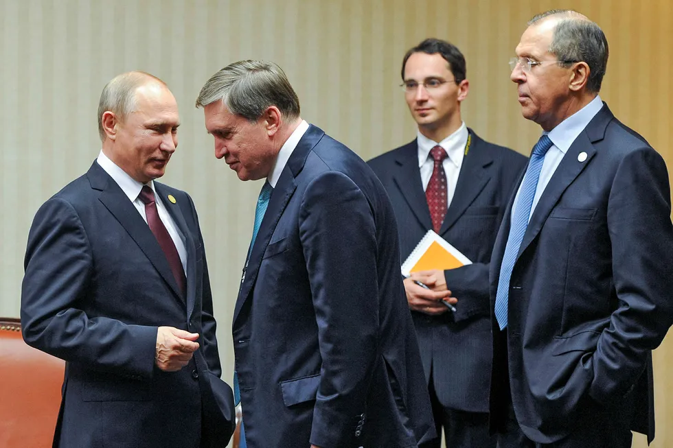 Yury Ushakov (nummer to fra venstre) har vært president Vladmir Putins viktigste utenrikspolitiske rådgiver. En av Ushakovs medarbeidere har lekket konfidensiell informasjon og dokumenter til CIA i flere tiår, ifølge amerikanske medier.