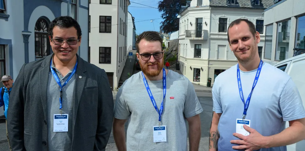 Unge fiskere som gleder seg over gode prisutsikter på Ombordfryst-konferansen i Ålesund onsdag. Fra venstre: Erlend Otto, Mane Hansen og Thomas Eliassen.