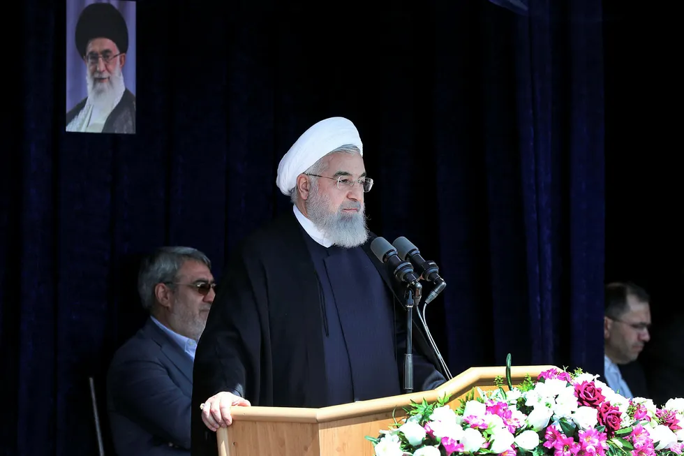 President Hassan Rouhani holder tale til en mønstring i byen Sabzevar, 6. mai, der han advarer USA mot å trekke seg fra atom-avtalen med Iran. Foto: -