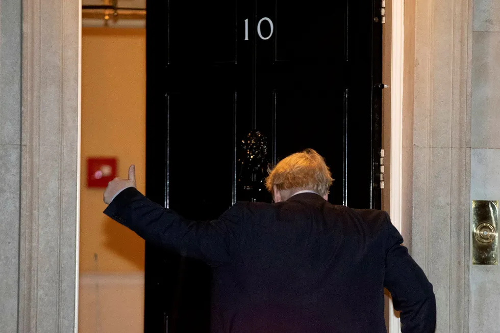 På fjerde forsøk fikk statsminister Boris Johnson gjennom sitt krav om nyvalg. Her tydelig fornøyd på vei inn i statsministerboligen etter avstemningen i parlamentet tirsdag kveld.