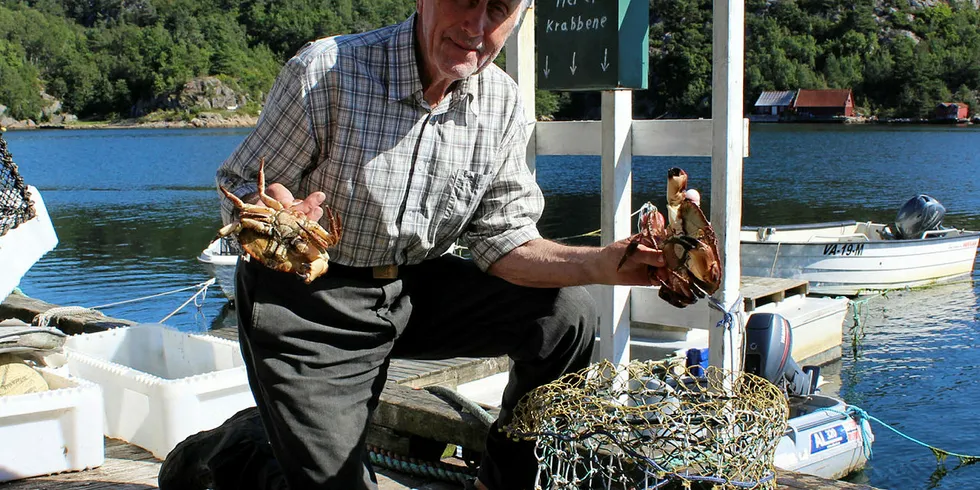 FORNØYD: - Jeg hadde et godt krabbefiske i sommer og kvaliteten på krabben var best fra midten av juli til midten av august, sier den 92 år gamle Herman Lunde fra Kleven i Mandal.