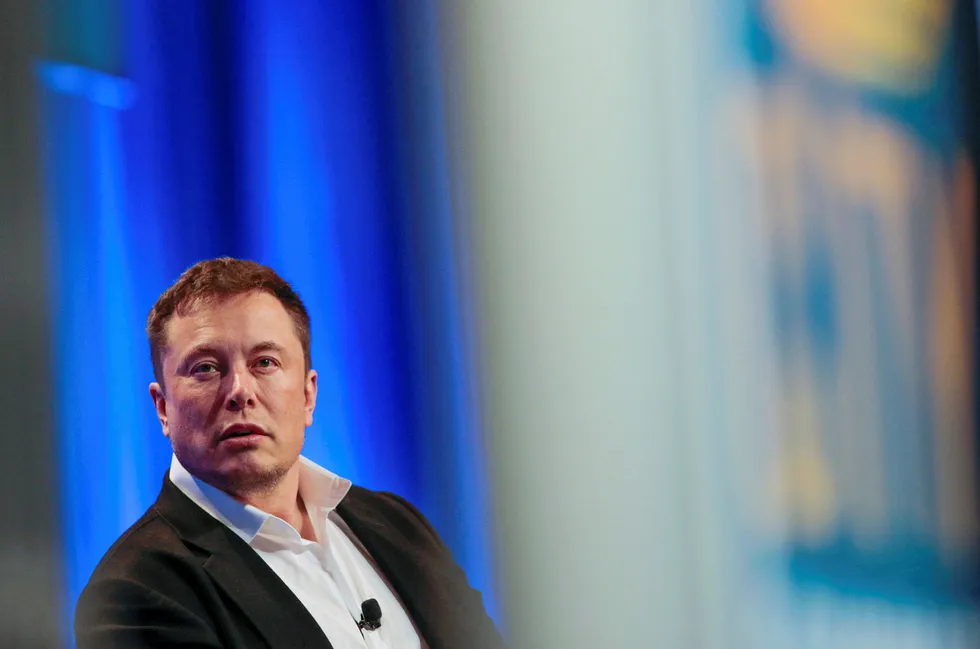Tesla-sjef Elon Musk erkjenner at selskapet var farlig nær døden i sommer.