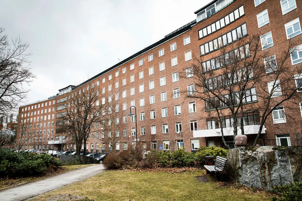 Hovedbygningen på den gamle delen av Karolinska Universitetssykehus, som skal selges og bygges om til leiligheter. Foto: Gunnar Lier