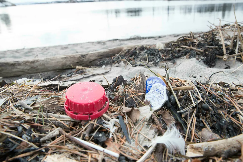 Verden oversvømmes av plastforurensning.