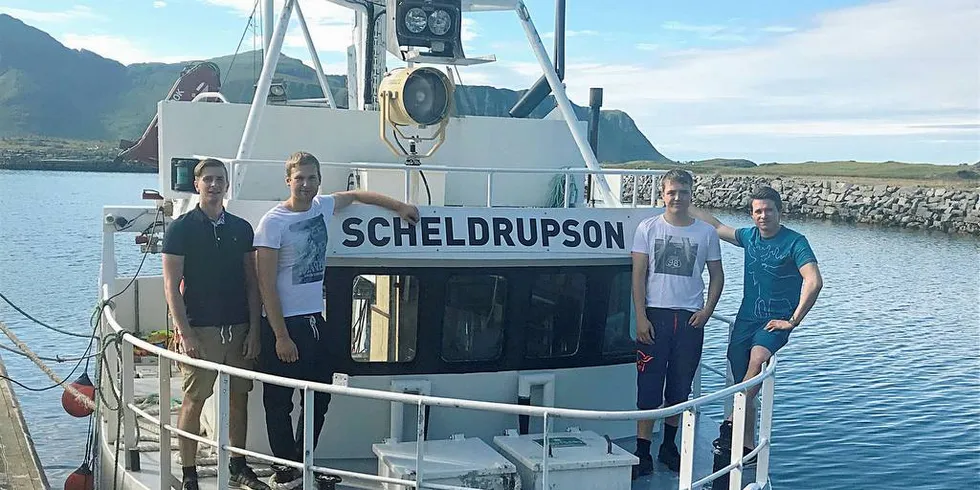 HYSESUKSESS: Mannskapet på «Scheldrupson» tar seg en velfortjent ferie etter en god hyslinesesong på Finnmarka. Fra venstre: Kato Amundsen (24), Rokas Šermukšnis (27), Johannes Ageus Eriksen (21) og skipper Stephan Solhaug (22).Foto: Privat